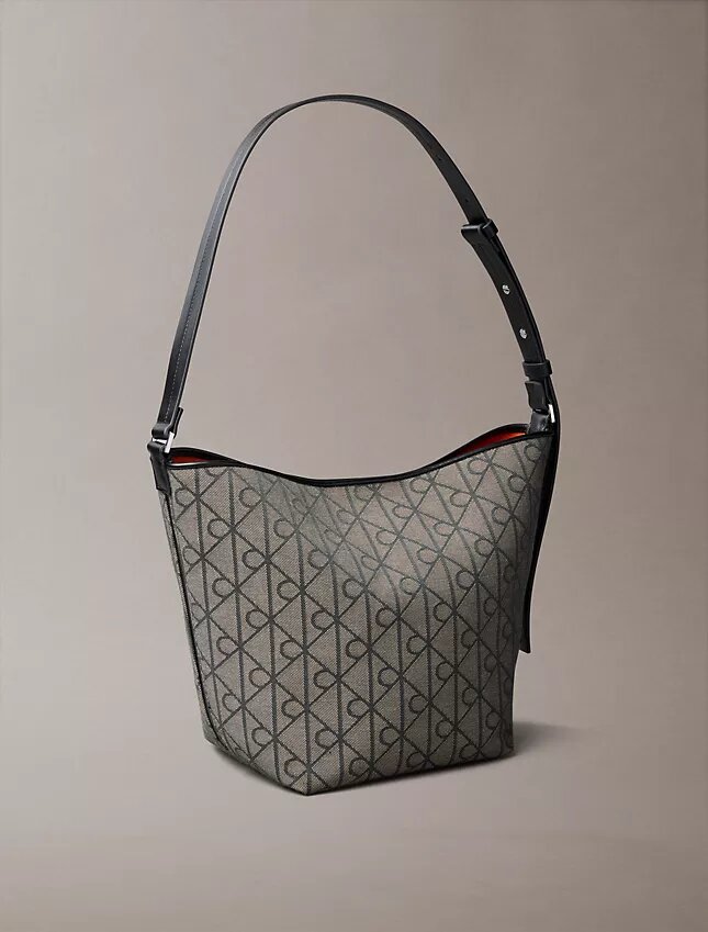 Sac seau en jacquard avec logo emblématique sur toute la surface et pochette Sac seau en jacquard avec logo emblématique sur toute la surface et pochette
