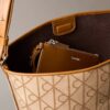 Sac seau en jacquard avec logo emblématique sur toute la surface et pochette Sac seau en jacquard avec logo emblématique sur toute la surface et pochette
