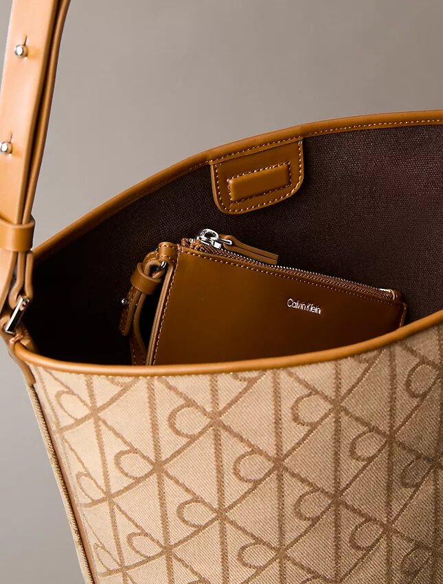 Sac seau en jacquard avec logo emblématique sur toute la surface et pochette Sac seau en jacquard avec logo emblématique sur toute la surface et pochette