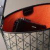 Sac seau en jacquard avec logo emblématique sur toute la surface et pochette Sac seau en jacquard avec logo emblématique sur toute la surface et pochette