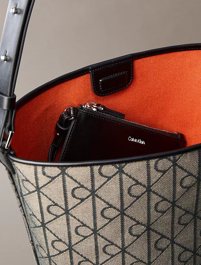 Sac seau en jacquard avec logo emblématique sur toute la surface et pochette Sac seau en jacquard avec logo emblématique sur toute la surface et pochette