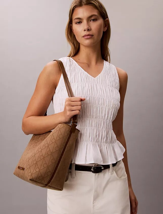 Sac seau en jacquard avec logo emblématique sur toute la surface et pochette Sac seau en jacquard avec logo emblématique sur toute la surface et pochette
