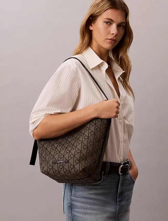 Sac seau en jacquard avec logo emblématique sur toute la surface et pochette Sac seau en jacquard avec logo emblématique sur toute la surface et pochette