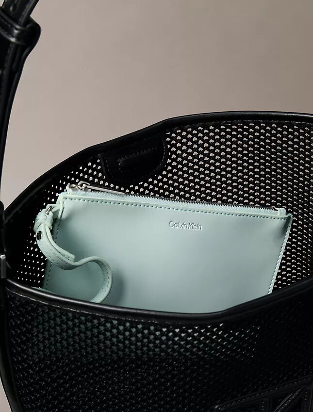 Sac seau en maille avec emblème Sac seau en maille avec emblème