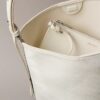 Sac seau à logo emblématique sur toute la surface avec pochette Sac seau à logo emblématique sur toute la surface avec pochette