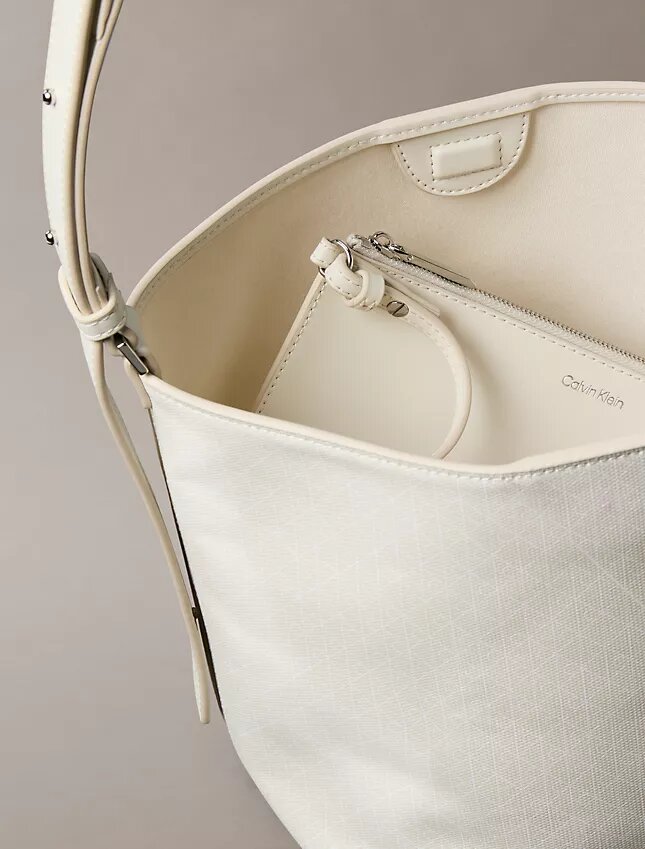 Sac seau à logo emblématique sur toute la surface avec pochette Sac seau à logo emblématique sur toute la surface avec pochette