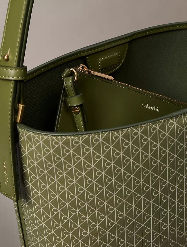Sac seau à logo emblématique sur toute la surface avec pochette Sac seau à logo emblématique sur toute la surface avec pochette