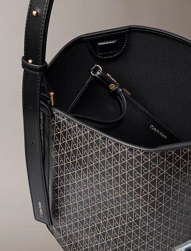 Sac seau à logo emblématique sur toute la surface avec pochette Sac seau à logo emblématique sur toute la surface avec pochette