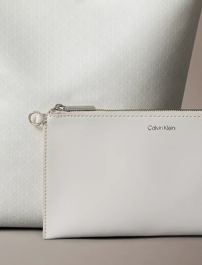 Sac seau à logo emblématique sur toute la surface avec pochette Sac seau à logo emblématique sur toute la surface avec pochette