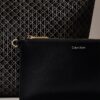 Sac seau à logo emblématique sur toute la surface avec pochette Sac seau à logo emblématique sur toute la surface avec pochette