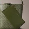 Sac seau à logo emblématique sur toute la surface avec pochette Sac seau à logo emblématique sur toute la surface avec pochette