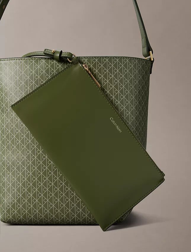 Sac seau à logo emblématique sur toute la surface avec pochette Sac seau à logo emblématique sur toute la surface avec pochette