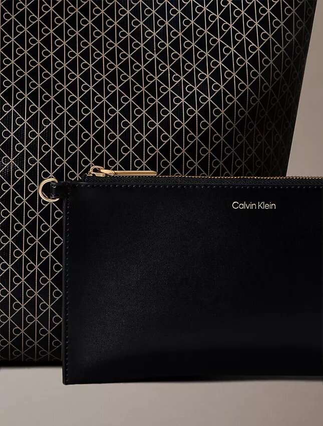 Sac seau à logo emblématique sur toute la surface avec pochette Sac seau à logo emblématique sur toute la surface avec pochette
