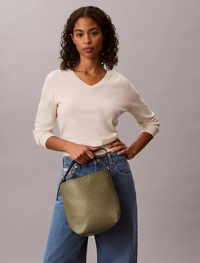 Sac seau à logo emblématique sur toute la surface avec pochette Sac seau à logo emblématique sur toute la surface avec pochette