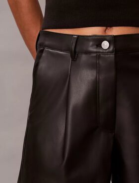 Short en simili cuir
