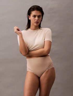 Slip en dentelle extensible sensuelle