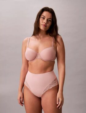 Slip en dentelle extensible sensuelle