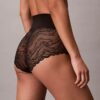 Slip en dentelle extensible sensuelle