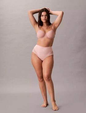 Slip en dentelle extensible sensuelle