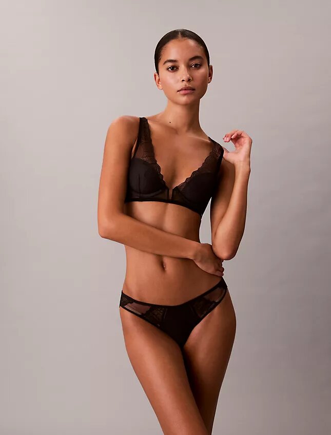 Soutien-gorge plongeant en dentelle géométrique noire légèrement doublé Soutien-gorge plongeant en dentelle géométrique noire légèrement doublé