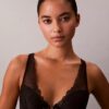 Soutien-gorge plongeant en dentelle géométrique noire légèrement doublé Soutien-gorge plongeant en dentelle géométrique noire légèrement doublé