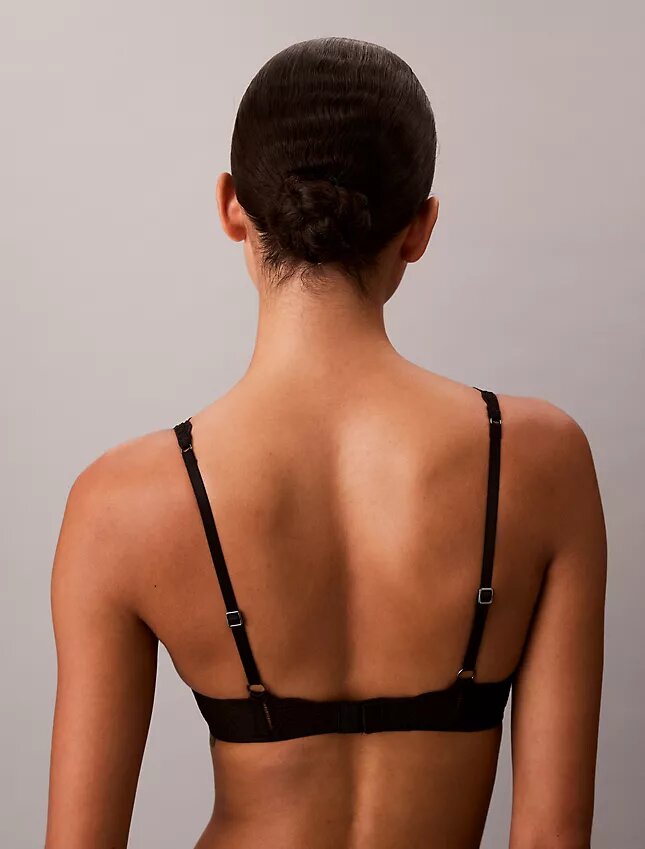 Soutien-gorge plongeant en dentelle géométrique noire légèrement doublé Soutien-gorge plongeant en dentelle géométrique noire légèrement doublé