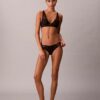 Soutien-gorge plongeant en dentelle géométrique noire légèrement doublé Soutien-gorge plongeant en dentelle géométrique noire légèrement doublé