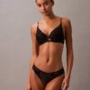 Soutien-gorge plongeant Push-Up en dentelle florale noire CK Black Soutien-gorge plongeant Push-Up en dentelle florale noire CK Black