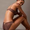 Soutien-gorge plongeant Push-Up en dentelle florale noire CK Black Soutien-gorge plongeant Push-Up en dentelle florale noire CK Black