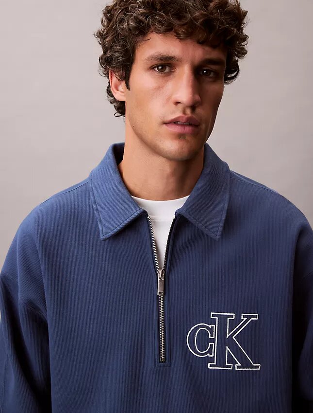 Sweat-shirt à col polo et fermeture à glissière quart de longueur avec logo Monogram Sweat-shirt à col polo et fermeture à glissière quart de longueur avec logo Monogram