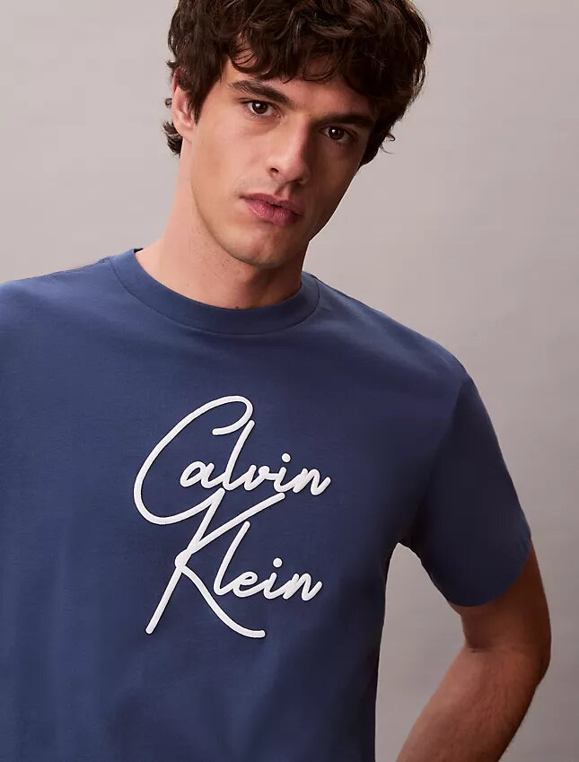 T-shirt ample avec logo en lettres cursives T-shirt ample avec logo en lettres cursives
