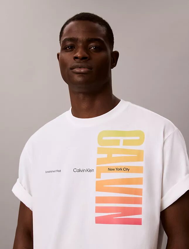 T-shirt ample à logo Pride audacieux T-shirt ample à logo Pride audacieux