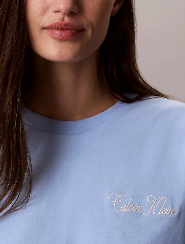 T-shirt ample à motif Calvin Klein en cursive T-shirt ample à motif Calvin Klein en cursive