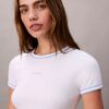 T-shirt bébé à bordures contrastées et logo imprimé T-shirt bébé à bordures contrastées et logo imprimé