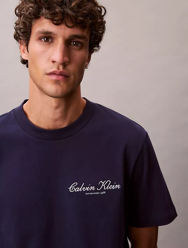 T-shirt classique avec logo en petits caractères T-shirt classique avec logo en petits caractères