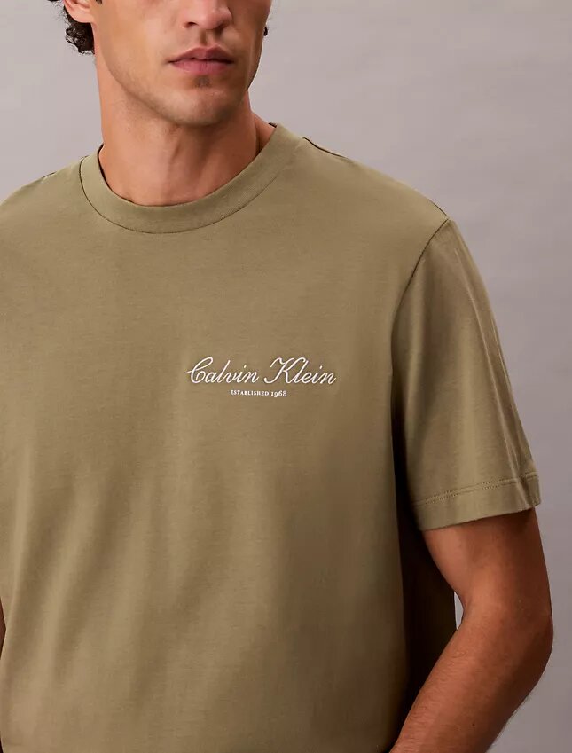 T-shirt classique avec logo en petits caractères T-shirt classique avec logo en petits caractères