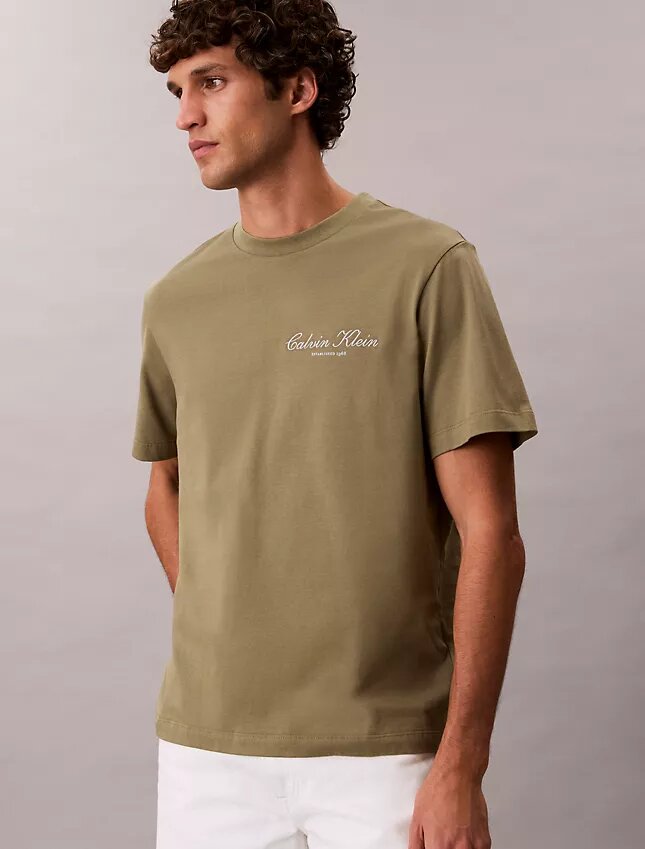 T-shirt classique avec logo en petits caractères T-shirt classique avec logo en petits caractères