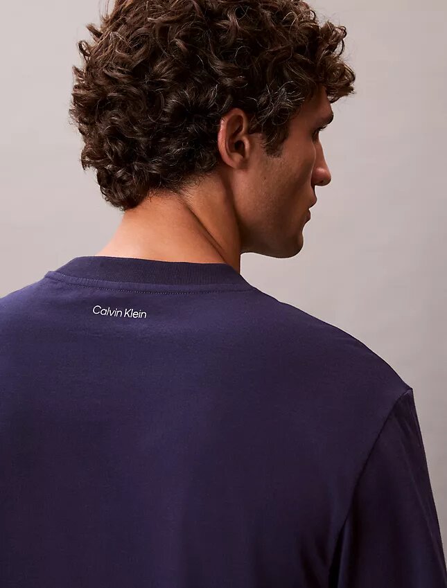 T-shirt classique avec logo en petits caractères T-shirt classique avec logo en petits caractères