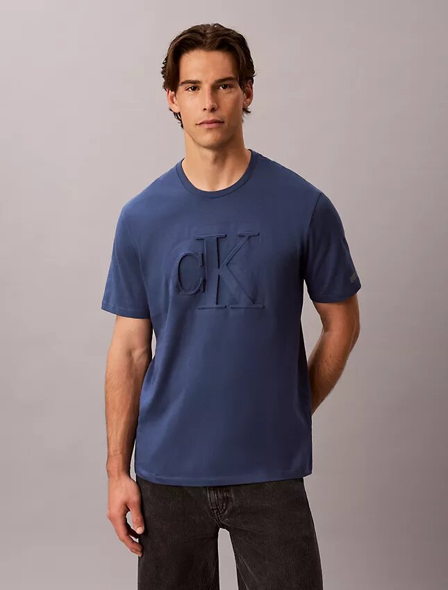 T-shirt classique à monogramme en relief T-shirt classique à monogramme en relief