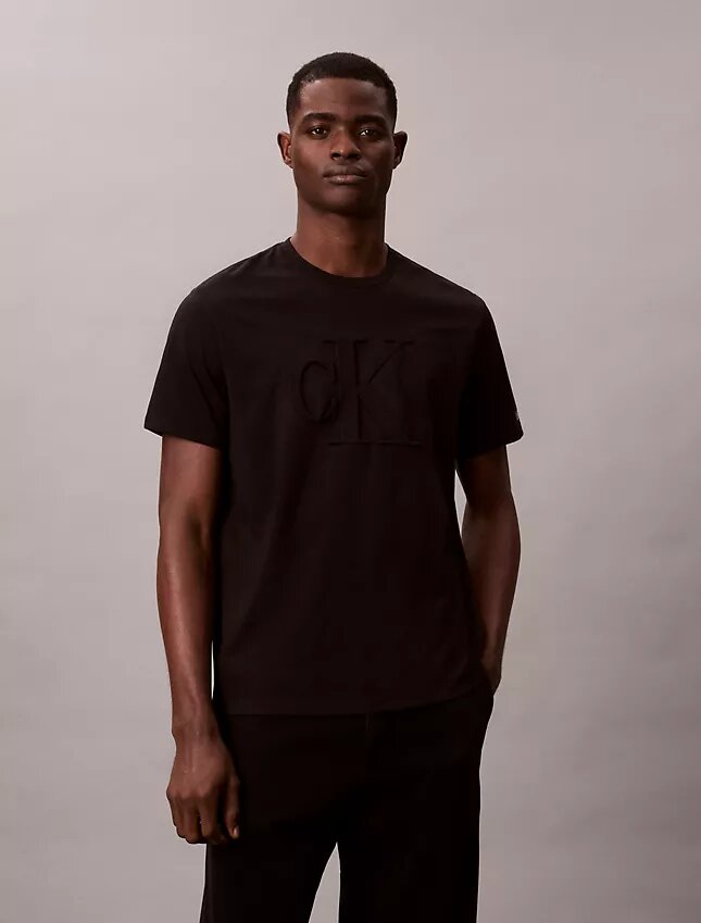 T-shirt classique à monogramme en relief T-shirt classique à monogramme en relief