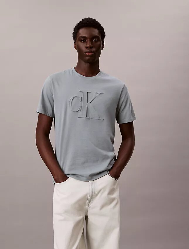 T-shirt classique à monogramme en relief T-shirt classique à monogramme en relief