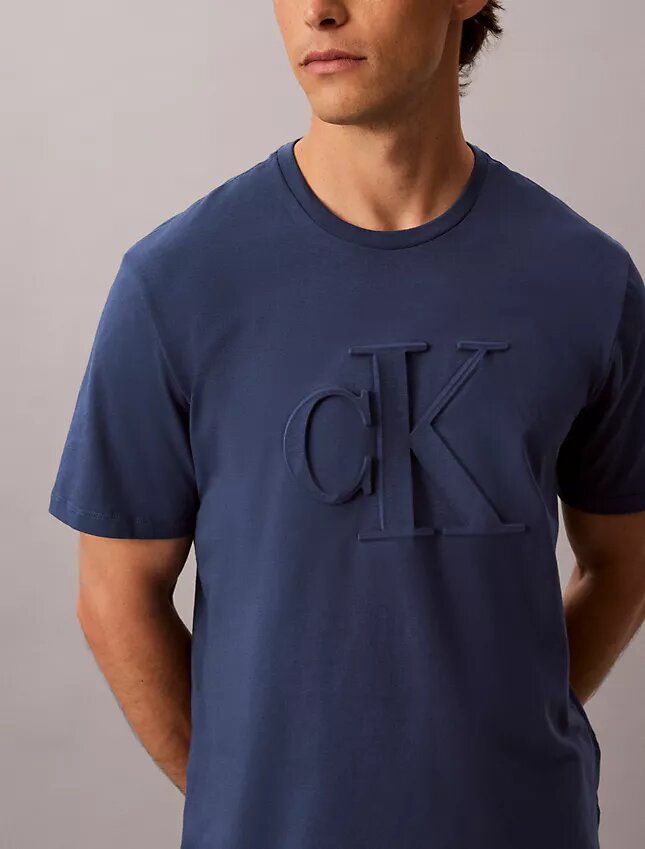 T-shirt classique à monogramme en relief T-shirt classique à monogramme en relief