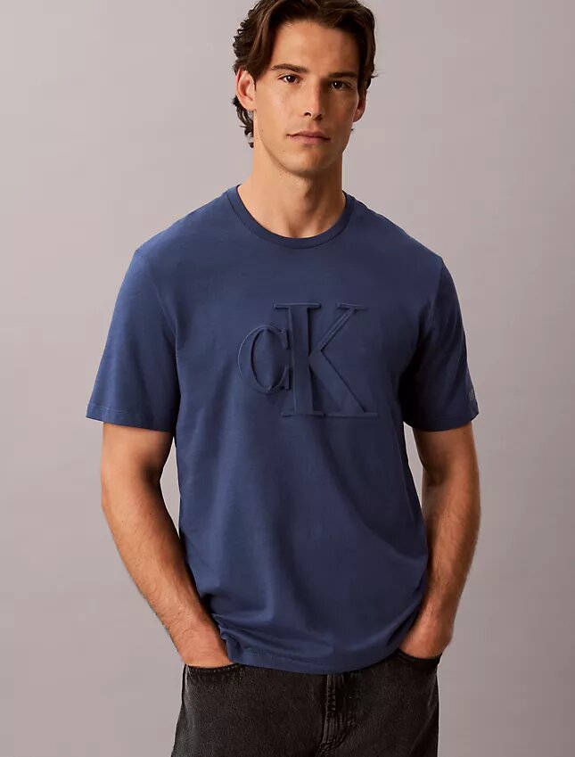 T-shirt classique à monogramme en relief T-shirt classique à monogramme en relief