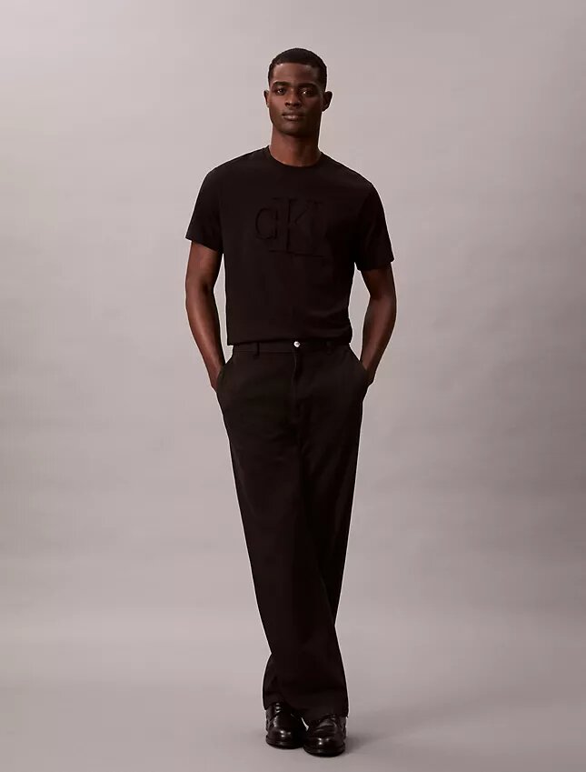 T-shirt classique à monogramme en relief T-shirt classique à monogramme en relief