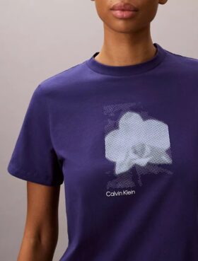 T-shirt classique à motif floral flou