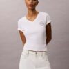 T-shirt à col en V avec écusson CK brodé T-shirt à col en V avec écusson CK brodé