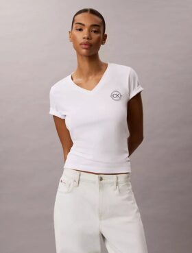 T-shirt à col en V avec écusson CK brodé