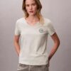 T-shirt à col en V avec écusson CK brodé T-shirt à col en V avec écusson CK brodé