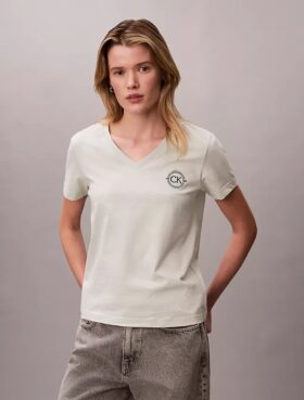T-shirt à col en V avec écusson CK brodé