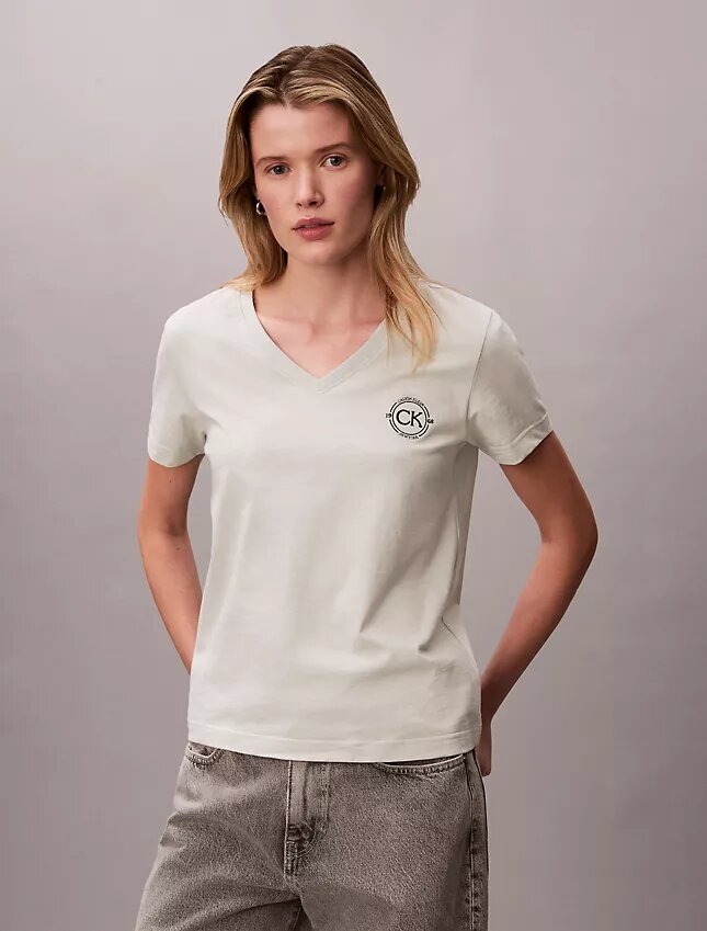T-shirt à col en V avec écusson CK brodé T-shirt à col en V avec écusson CK brodé